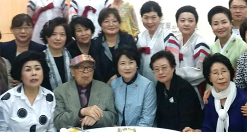 황금찬 시인(앞줄 왼쪽에서 두 번째)이 문인 후배들과 백수연 기념 촬영을 하고 있다. 한국시낭송가협회 제공