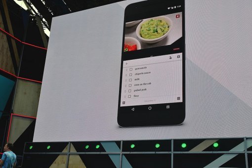 안드로이드N은 한 화면에 두 개의 앱을 동시에 실행할 수 있다.