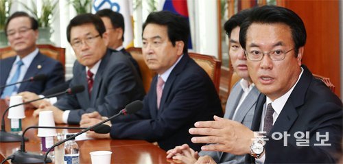 정진석 “중진들이 고민거리 다시 줘” 새누리당 정진석 원내대표(오른쪽)가 20일 국회에서 열린 
원내지도부-중진의원 연석회의에서 발언하고 있다. 이날 친박(친박근혜)계 인사들은 새 비대위원장 후보로 황우여 전 사회부총리 겸 
교육부 장관, 강재섭 전 대표를 거론한 것으로 알려졌다. 정 원내대표 왼쪽은 원유철 전 원내대표. 전영한 기자 
scoopjyh@donga.com