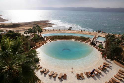 요르단 사해 해변의 켐핀스키 호텔 이쉬타르. 건너편이 이스라엘 땅이다.