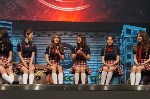 백발백중 챌린지 현장을 방문한 아이오아이가 이야기를 나누고 있다.