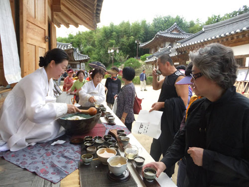 조선시대 전통 한옥인 충북 옥천의 육영수 생가에서 열리는 다도 체험이 인기를 모으고 있다. 옥천군 제공