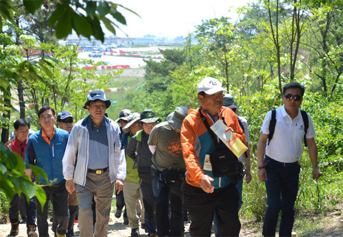정양호 청장 등 조달청 간부들이 지난해 3월 처음으로 나라장터 여행상품 협약을 맺은 전북 군산시의 관광지 중 하나인 월령산에 오르고 있다. 이 협약으로 고군산군도를 찾는 관광객이 늘고 있다. 조달청 제공