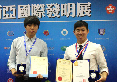 금오공대 창업 동아리 룩라이크의 최호재 정동근 씨(왼쪽부터)가 최근 말레이시아에서 열린 국제 발명 혁신 기술 전시회에서 은상 등 3개 부문에서 입상했다. 금오공대 제공