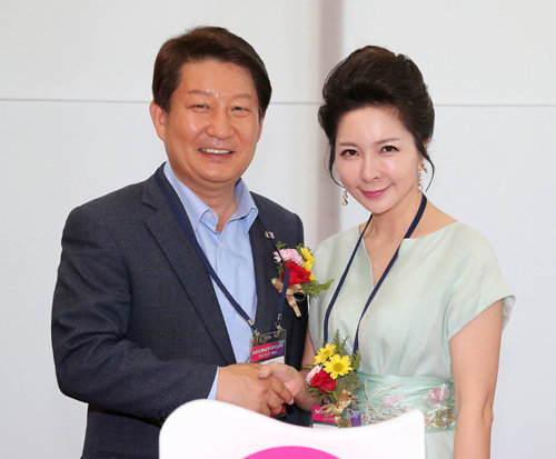 대구 엑스코에서 열린 의료뷰티 홍보대사 위촉식에서 권영진 대구시장(왼쪽)이 중국의 천광 웨이메이두 그룹 회장과 악수하고 있다. 대구시 제공