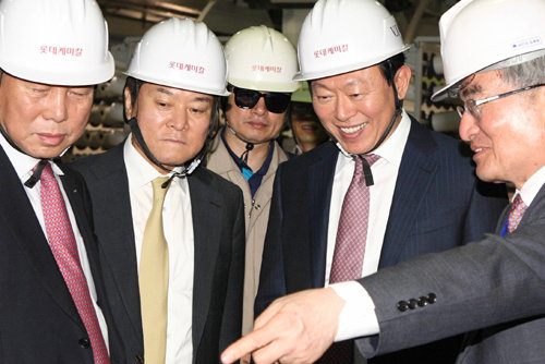 허수영 롯데케미칼 대표이사, 소진세 롯데그룹 정책본부 대외협력단장, 신동빈 롯데그룹 회장, 이승훈 한국가스공사 사장(앞줄 왼쪽부터)이 21일 완공된 우즈베키스탄 가스전 화학단지 내부를 돌며 시설들을 점검하고 있다. 롯데케미칼 제공