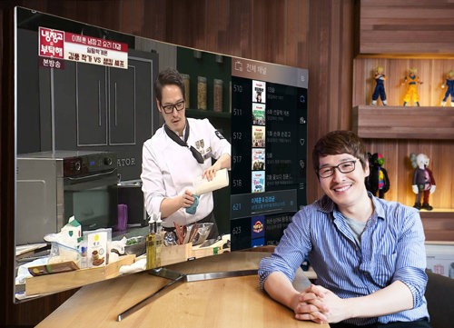 웹툰 작가 김풍 씨가 자신이 출연한 요리 경연 프로그램이 방영되고 있는 삼성 스마트TV 앞에서 활짝 웃고 있다. 그는 “요즘 
스마트TV는 종합 엔터테인먼트 기기로 진화하고 있어 휴일에 시간 가는 줄 모른다”고 했다. 삼성전자 제공