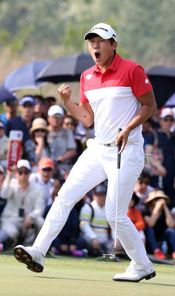 이상희가 3년8개월의 침묵을 깨고 SK텔레콤오픈에서 프로 통산 3승째를 달성했다. 22일 인천 영종도 스카이72골프장에서 열린 대회 마지막 날 4라운드 18번홀에서 우승을 결정짓는 7m 버디 퍼트를 성공시킨 뒤 환호하며 기뻐하는 이상희. 사진제공｜KPGA