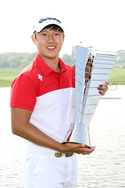 우승트로피를 든 이상희. 사진제공｜KPGA