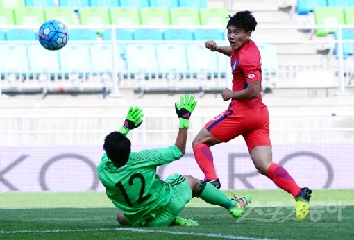 한국 조영욱(오른쪽)이 22일 수원월드컵경기장에서 열린 ‘2016 수원 JS컵 U-19(19세 이하) 국제청소년축구대회’ 마지막 날 일본전에서 결승골을 성공시키고 있다. 이 골로 한국은 일본을 1-0으로 꺾고 우승을 차지했다. 수원｜김민성 기자 marineboy@donga.com
