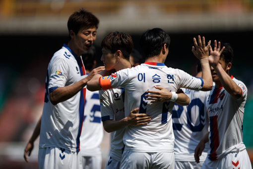 수원FC 이승현이 22일 포항스틸야드에서 벌어진 포항 스틸러스와의 K리그 클래식 11라운드 원정경기에서 결승골을 뽑아낸 뒤 동료들과 손뼉을 마주치며 기뻐하고 있다. 사진제공｜한국프로축구연맹