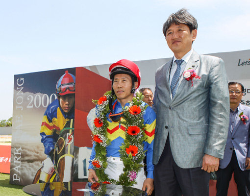 ‘경마대통령’ 박태종 기수(왼쪽)가 21일 한국경마 최초로 대망의 2000승을 달성해 한국경마의 역사를 다시 썼다. 박태종은 “내 목표는 힘이 있는 한 끊임없이 경주에 출전하는 것”이라고 말했다. 오른쪽은 박태종의 2000승을 축하하는 렛츠런파크 서울 최인용 본부장. 사진제공｜한국마사회