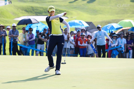 박성현이 22일 강원도 춘천시 라데나 골프장에서 열린 두산매치플레이 챔피언십 결승에서 김지현을 연장 끝에 꺾고 시즌 4승째를 따냈다. 올 시즌 7개 대회에 출전해 4승을 거둔 박성현은 1인자를 넘어 국내 여자골프 역대 최강의 자리까지 넘볼 수 있게 됐다. 연장전 첫 번째 홀에서 버디 퍼트를 성공시킨 박성현. 사진제공｜KLPGA