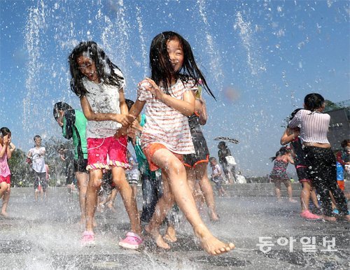 “더위야 가라”… 물놀이에 신난 동심 한국을 넘어 아시아로 폭염이 이어지는 가운데 22일 오후 서울 강북구 북서울 꿈의숲 바닥분수대에서 어린이들이 물놀이를 하며 더위를 식히고 있다. 전영한 기자 scoopjyh@donga.com