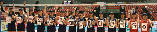 한국 여자 배구대표팀이 2연속 올림픽 본선 진출을 확정지은 뒤 ‘이제는 올림픽 메달이다, 한국 GO’라고 적은 종이를 들고 세리머니를 펼치고 있다.