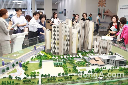 지난 20일  서울 송파구 문정동 ‘래미안 갤러리’에서 일반인들이 ‘래미안 과천 센트럴스위트’  모형 주택을 살펴보고 있다.