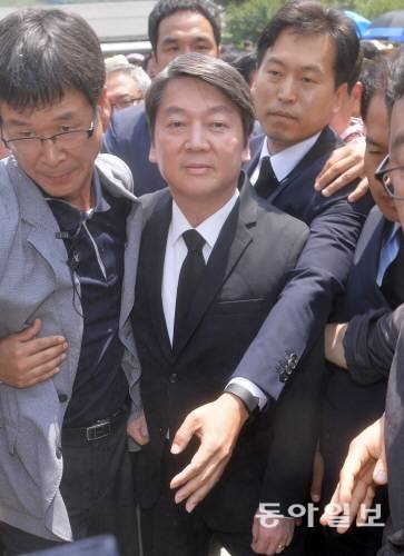 안철수 국민의당 대표가 23일 오후 경남 김해시 봉하마을에서 열린 고 노무현 전 대통령 서거 7주기인 추도식에 참석하고 있다. 원대연 기자 yeon72@donga.com