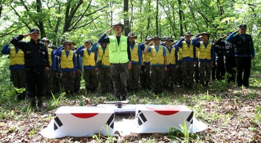 국방부 유해발굴감식단 장병이 23일 오후 강원도 인제 덕적리 가리봉 1050고지에서 6.25전쟁 전사자 유해를 수습하고 있다. 가리봉 지역은 1951년 5월 15일부터 17일까지 아군 수도사단과 3사단이 적군 6사단및 12사단과 격전을 벌였던 곳으로 국방부 유해발굴감식단은 이곳에서 이날까지 3년간 21구의 6.25전쟁 전사자 유해를 수습했다.