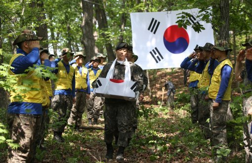 국방부 유해발굴감식단 장병이 23일 오후 강원도 인제 덕적리 가리봉 1050고지에서 6.25전쟁 전사자 유해를 수습하고 있다. 가리봉 지역은 1951년 5월 15일부터 17일까지 아군 수도사단과 3사단이 적군 6사단및 12사단과 격전을 벌였던 곳으로 국방부 유해발굴감식단은 이곳에서 이날까지 3년간 21구의 6.25전쟁 전사자 유해를 수습했다.