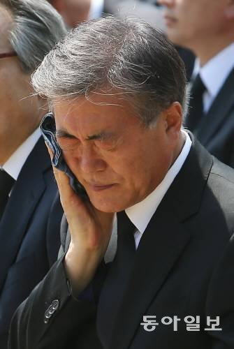 문재인 더불어민주당 전 대표가 23일 오후 경남 김해시 진영읍 봉하마을 생태문화공원 잔디광장에서 열린 고 노무현 전 대통령 서거 7주기 추도식에서 땀을 닦고 있다. 원대연 기자