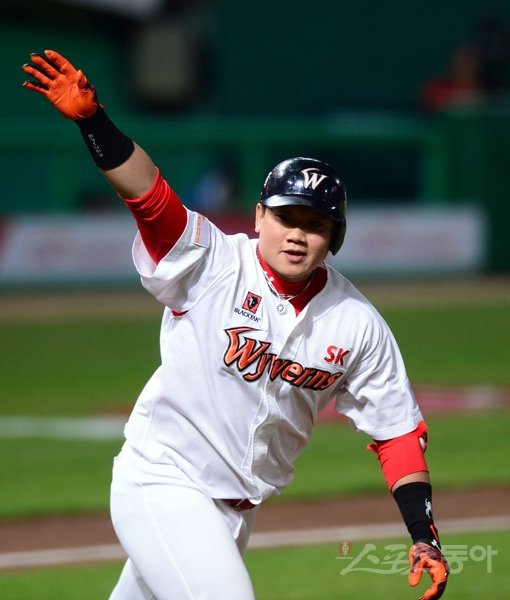 SK 최승준은 12일 이후 홈런 4방을 치며 ‘거포 본능’을 발휘하고 있다. SK는 타자친화적인 홈구장 인천SK행복드림구장에 맞춰 정상호의 FA보상선수로 최승준을 선택했고, 만년 거포 유망주 최승준은 삼진의 공포를 점차 극복해가며 홈런포의 시동을 걸고 있다. 스포츠동아DB