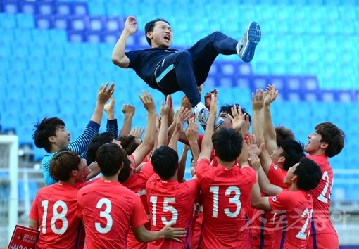 한국 선수단이 22일 수원월드컵경기장에서 벌어진 ‘2016 수원 JS컵 U-19 국제청소년축구대회’ 최종전에서 일본을 1-0으로 꺾고 2승1무로 우승한 뒤 안익수 감독(위)을 헹가래치고 있다. 견고한 수비력을 인정받은 한국은 이번 대회 우승을 통해 2017 FIFA U-20 월드컵을 향한 희망을 키웠다. 수원｜김민성 기자 marineboy@donga.com