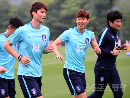 잉글랜드 프리미어리그에서 뛰고 있는 기성용(스완지시티·왼쪽 2번째)과 손흥민(토트넘·왼쪽 3번째)이 23일 경기도 파주 NFC에 입소해 밝은 표정으로 특별 체력훈련을 하고 있다. 이들은 29일 대표팀이 정식 소집될 때까지 NFC에서 계속 훈련할 예정이다. 파주｜김종원 기자 won@donga.com