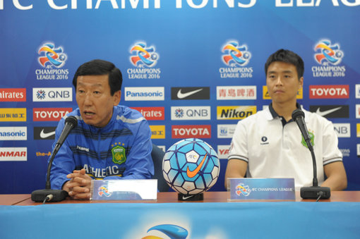 K리그를 대표하는 구단인 전북현대가 2013년 심판매수를 한 것으로 23일 밝혀졌다. 구단이 “스카우트 개인이 저지른 일”이라며 납득할 수 없는 해명을 내놓으면서 파문은 더욱 커지고 있다. 전북 최강희 감독(왼쪽)과 이동국도 멜버른 빅토리(호주)와의 2016 아시아축구연맹(AFC) 챔피언스리그 16강 2차전 홈경기(24일)를 하루 앞둔 이날 전주월드컵경기장에서 진행된 공식 기자회견에 참석해 굳은 표정으로 일관했다. 사진제공｜전북현대