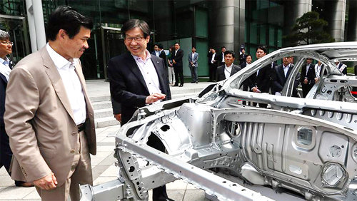 23일 포스코센터에 전시된 올 뉴 말리부 차체를 둘러보고 있는 제임스 김 한국GM 사장(왼쪽)과 권오준 포스코 회장. 한국GM 제공