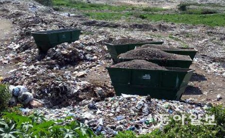 관리 안되는 쓰레기 처리시설 에티오피아 비쇼프투 시의 쓰레기 매립시설에 쓰레기들이 어지러이 널려 있다. 비쇼프투=이세형 기자 turtle@donga.com