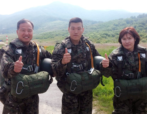 23일 경기 광주시 강하훈련장에서 육군 소속 일가족이 강하 직전 낙하산을 메고 포즈를 취하고 있다. 왼쪽부터 유해일 준장, 유준혁 이병, 홍영미 중령. 육군 제공