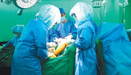 서울부민병원 의료진이 인공관절 수술을 하고 있다. 최근 이 병원에서 수술을 받은 84세 할머니 환자는 10년 전 인공관절 수술을 받았지만 시간이 오래 지나면서 통증이 다시 악화되자 고민 끝에 재수술을 받았다. 결과는 성공적이라고 병원 측은 전했다. 서울부민병원 제공