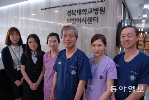 경북대병원 모발이식센터 김정철 센터장(오른쪽에서 세 번째)과 직원들이 수술실 앞에 모였다.이권효기자 boriam@donga.com