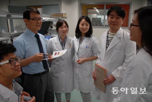 메디밸리 신약개발지원센터 윤석균 센터장(왼쪽)과 연구원들이 신약 개발에 관한 이야기를 나누고 있다.이권효기자 boriam@donga.com