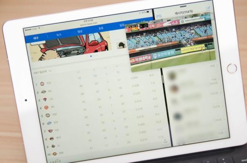 ▲ 사파리로 네이버에 접속해 야구 동영상을 팝업창으로 띄우고, 야구 순위(좌)와 문자 메시지(우) 창을 각각 띄운 모습 (출처=IT동아)