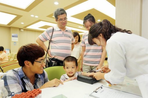 중국인 의료관광객 가족이 계명대 동산의료원 건강검진센터에서 기초검사를 받고 있다. 동산의료원 제공