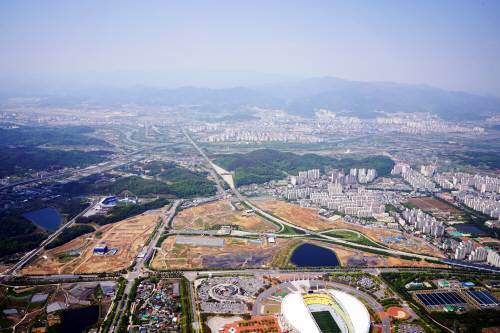 대구 수성의료지구가 조성되고 있는 수성구 대흥동 일대. 수성 나들목을 중심으로 기반 공사가 한창이다.