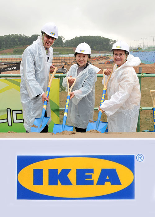 안드레 슈미트갈 이케아 코리아 대표,　심상정 국회의원,　세실리아 요한슨 이케아 고양점장이 이케아 고양점 신축공사 기공식에서 기념 촬영을 하고 있다. 사진=이케아코리아 제공