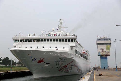 인천항 갑문을 통과하고 있는 중국발 크루즈선인 중화태산호. 인천항만공사 제공
