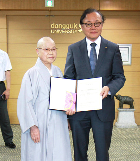 만오 도원사 주지스님(왼쪽)이 이대원 동국대 경주캠퍼스 총장에게 선센터 건립 기금 6억 원을 전달하고 있다. 동국대 경주캠퍼스 제공