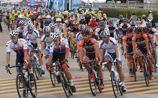 국내 최대 도로사이클대회 ‘투르 드 코리아 2016’이 다음달 5일 개막해 8일간 대한민국 전역에서 펼쳐진다. 지난해 대회에 참가한 선수들이 힘차게 페달을 밟고 있다.