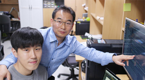 국내 최초로 인공지능(AI) 작곡가를 만든 안창욱 성균관대 컴퓨터공학과 교수(오른쪽)와 같은 학과 박사 과정 학생 정재훈 씨. 안창욱 교수 제공
