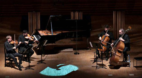 19일 도쿄예술대에서 인공지능(AI) 피아노와 베를린 필하모니 소속 현악 4중주단이 슈베르트의 ‘송어’를 합주하고 있다. 도쿄예술대 제공