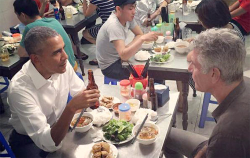 2인 7000원 만찬… 오바마의 ‘쌀국수 외교’ 취임 후 처음으로 23일 베트남을 공식 방문한 버락 
오바마 미국 대통령(왼쪽)이 ‘쌀국수 외교’로 현지인들의 환호를 받았다. 그는 이날 저녁 CNN의 요리 프로그램 진행자인 요리사 
앤서니 보데인과 하노이에 있는 허름한 식당 ‘분짜 흐엉 리엔’을 깜짝 방문해 쌀국수와 돼지고기 완자를 먹고 하노이 맥주를 마셨다.
 식비는 둘이 합쳐 6달러(약 7000원)로, 인터뷰에 대한 감사의 뜻에서 보데인이 냈다. 사진 출처 앤서니 보데인 인스타그램