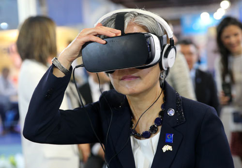 강경화 유엔 인도주의 업무조정국(UN OCHA) 사무차장보가 세계 인도주의 정상회의 VR 쇼케이스에서 삼성 기어 VR을 착용하고 VR 영상을 감상하고 있다. 사진=삼성전자 제공