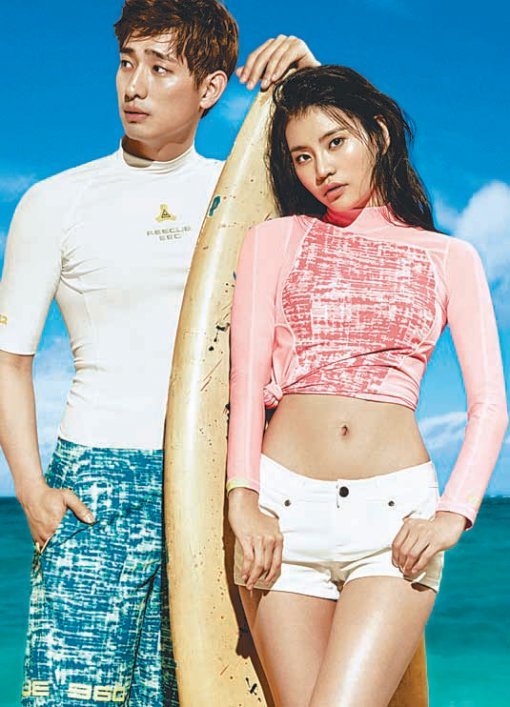 K2의 레스큐360 래시가드 반팔과 레스큐 캐주얼보드쇼츠(왼쪽), 레스큐 프린트 래시가드(오른쪽).