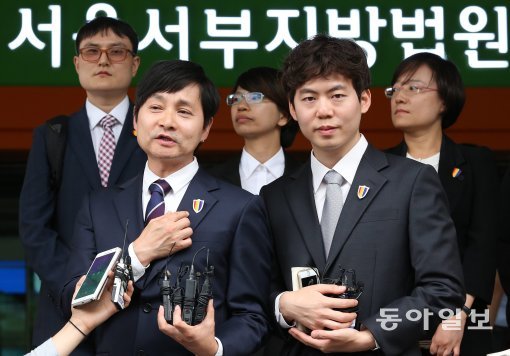 (왼쪽부터)영화감독 김조광수, 레인보우팩토리 대표 김승환. 동아일보DB.