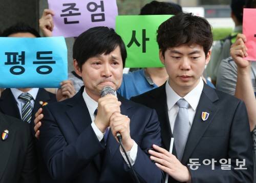 국내에서 처음으로 동성 간 결혼 소송을 제기한 영화 감독 김조광수 씨와 김승환 레인보우팩토리 대표(오른쪽). 동아일보 DB