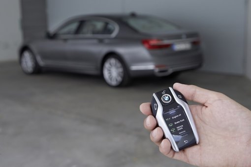 BMW 디스플레이 키는 스마트 기기와의 연동은 물론, 자동차 자체의 스마트 기기화에 대한 가능성을 보여주는 예다. (출처=BMW 그룹 코리아)