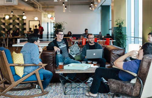 20일(현지 시간) 미국 샌프란시스코 미션스트리트 535번가에 위치한 위워크 사무실. 서로 다른 입주사 직원들이 사무실에 마련된 공유 공간에서 환담을 나누고 있다. 위워크 제공